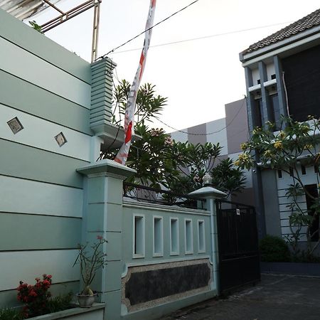 Hotel Oyo Life 93045 Kost Putra Bu Ketut Lumajang Esterno foto