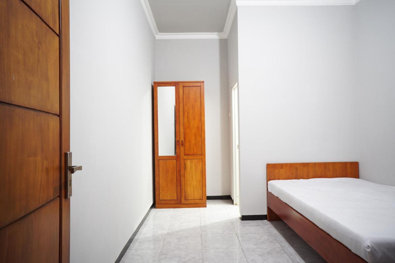 Hotel Oyo Life 93045 Kost Putra Bu Ketut Lumajang Esterno foto