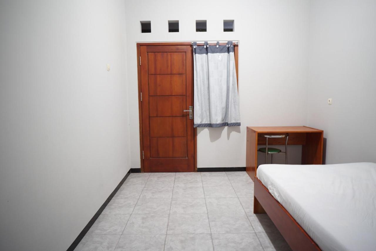 Hotel Oyo Life 93045 Kost Putra Bu Ketut Lumajang Esterno foto