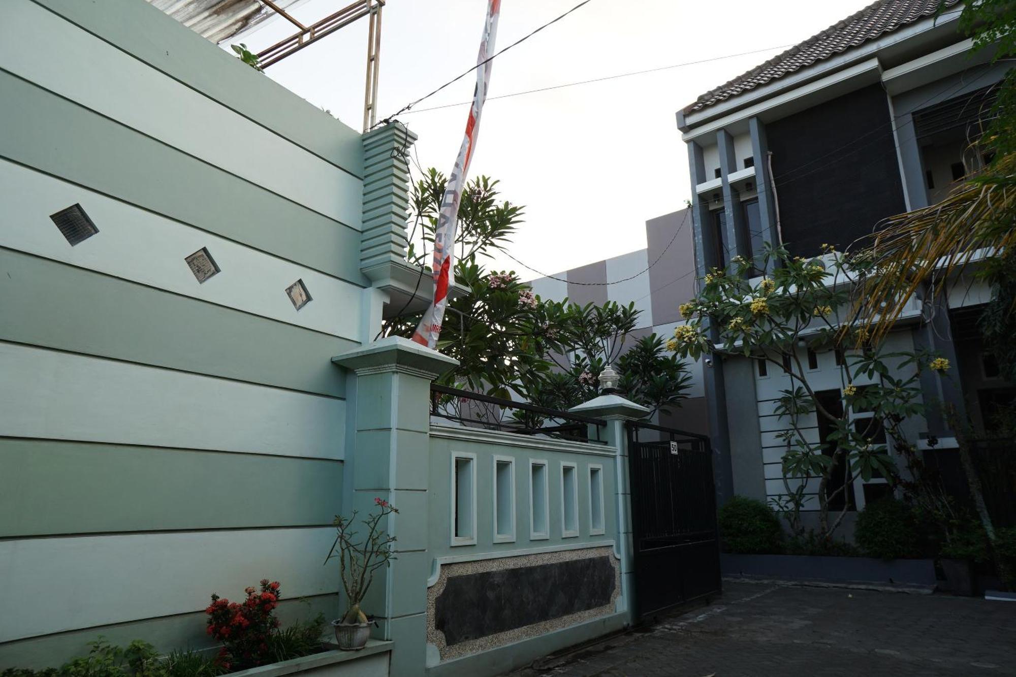 Hotel Oyo Life 93045 Kost Putra Bu Ketut Lumajang Esterno foto