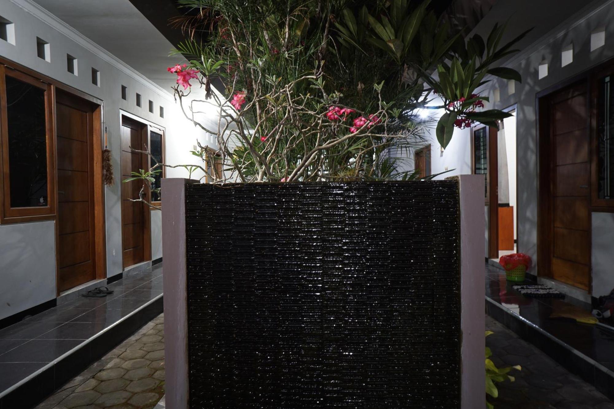 Hotel Oyo Life 93045 Kost Putra Bu Ketut Lumajang Esterno foto