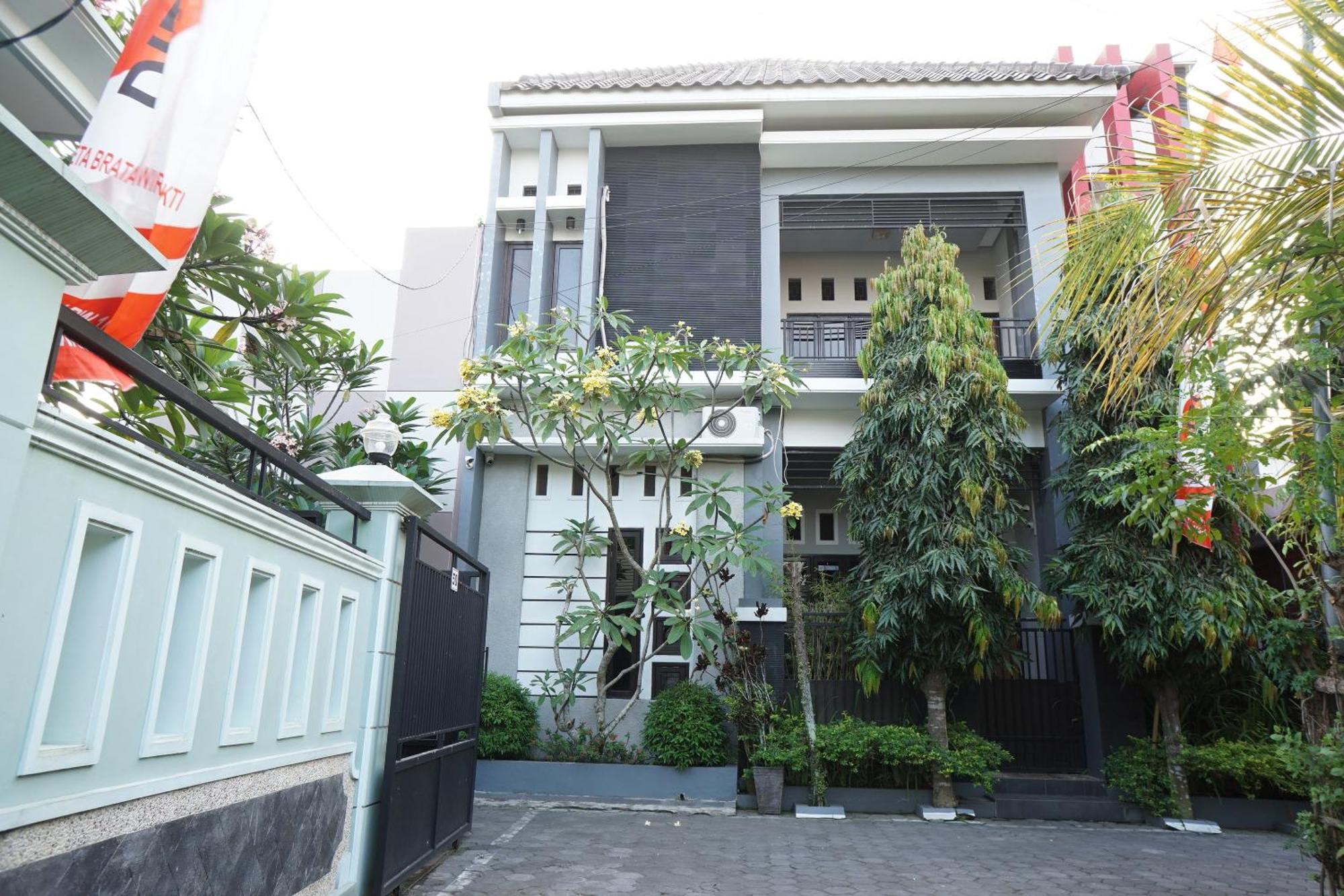 Hotel Oyo Life 93045 Kost Putra Bu Ketut Lumajang Esterno foto