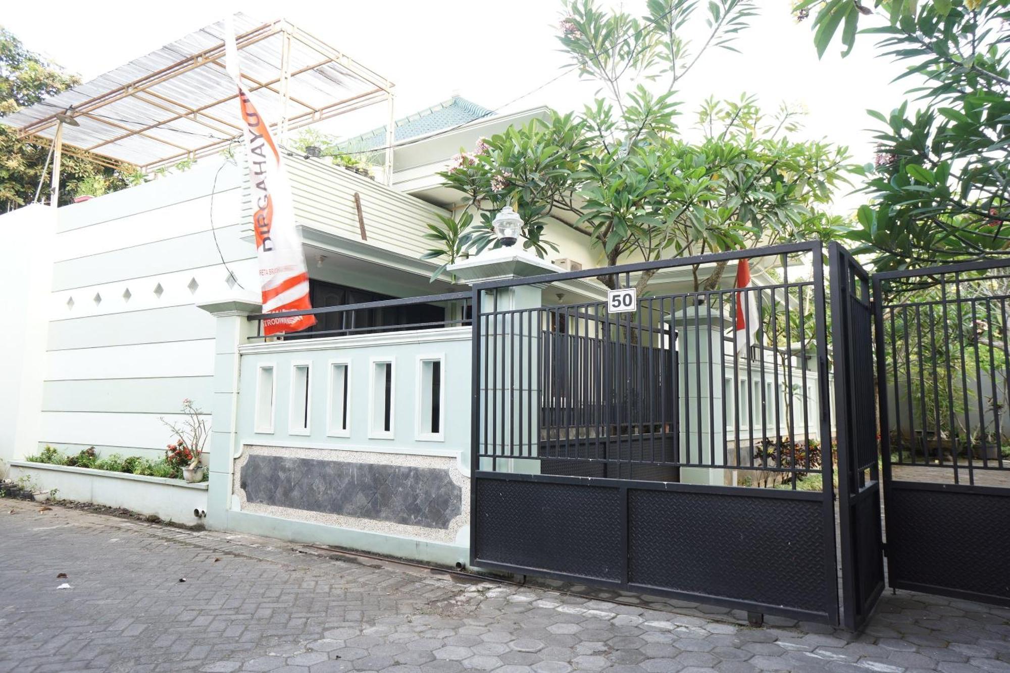 Hotel Oyo Life 93045 Kost Putra Bu Ketut Lumajang Esterno foto